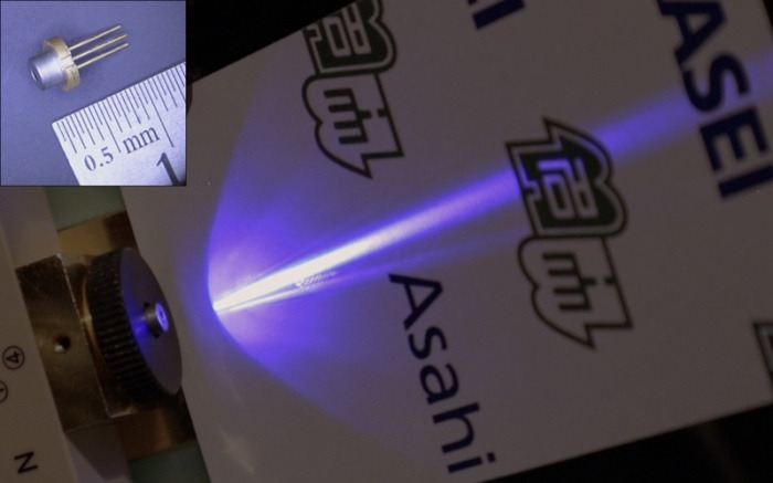 UV-C LDが波長274nmの深紫外で室温連続発振している様子